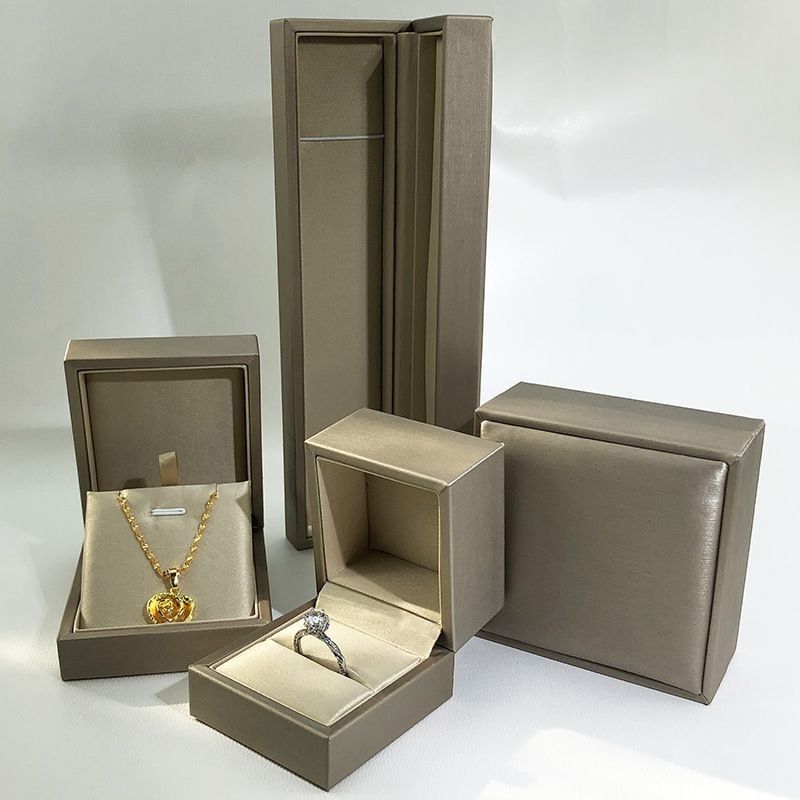 Caixas de exibição de presentes de couro PU de cartão de marfim Eco-friendly For Ring Jewelry Watch Wallet