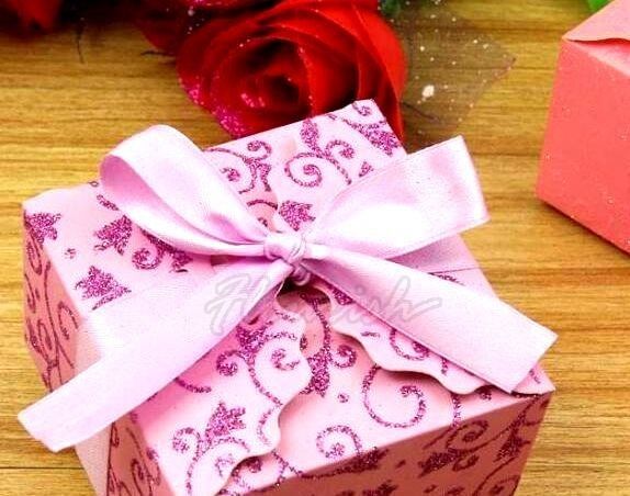 Caixa de presente personalizada de papel de arte rosa estampado a quente Bowknot Tipo Caixas de presente de doces